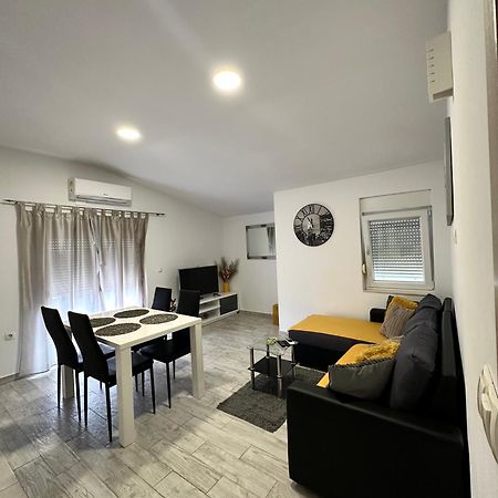Apartman Nela Apartamento Kaštel Sućurac Exterior foto