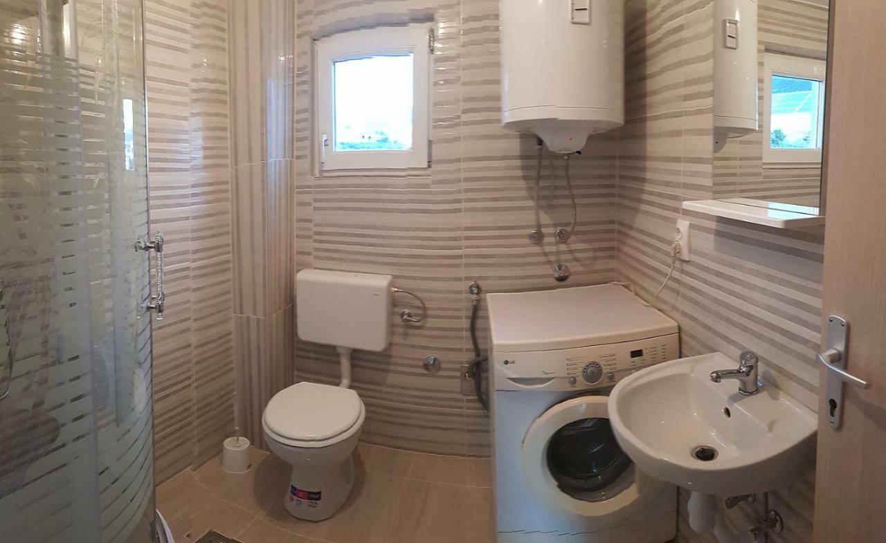 Apartman Nela Apartamento Kaštel Sućurac Exterior foto